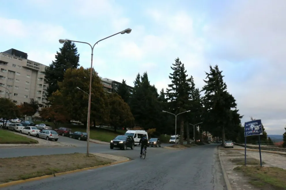 Una mujer sufrió un accidente al ser rozada por un vehículo. 