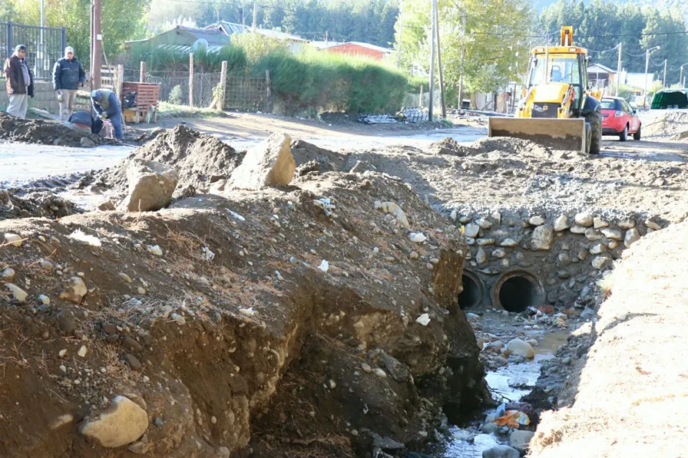Las calles de los barrios del Alto continúan con complicaciones por la lluvia. 