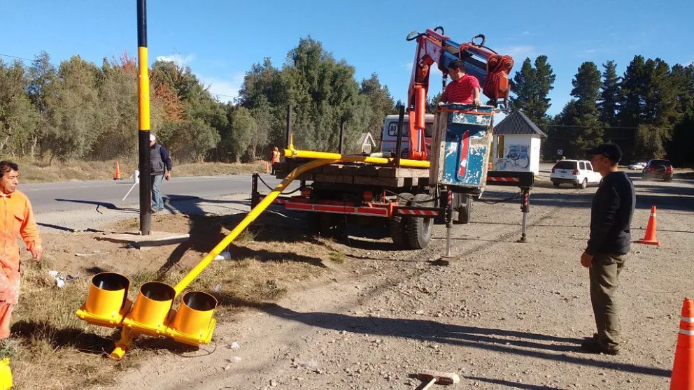 Sigue avanzando la instalación de nuevos semáforos