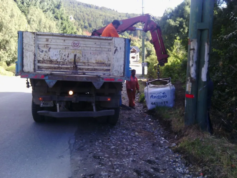 Comenzó el acopio de arena y sal para despejar hielo y nieve de las rutas