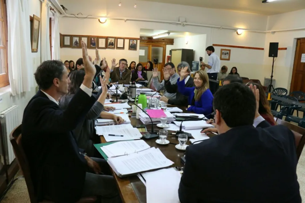 Concejales se oponen a la derogación de la ley de rebajas de combustibles