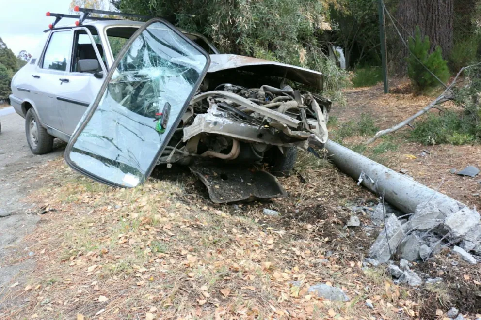Un Renault 12 impactó contra un poste de cemento en la avenida Bustillo. 