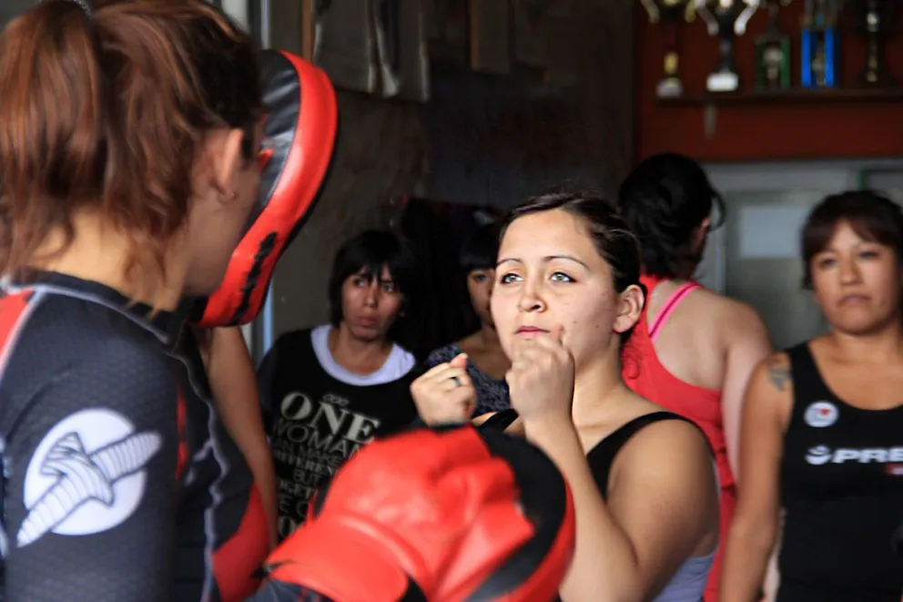 Cada vez más mujeres aprenden defensa personal en Bariloche.