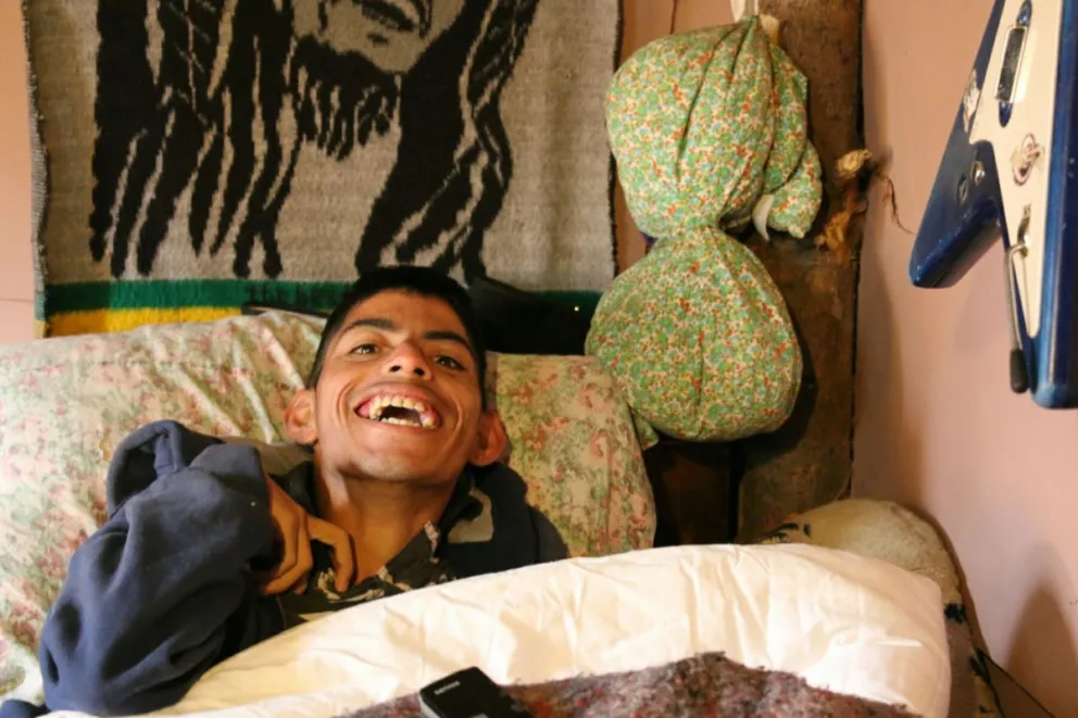 Carlitos tiene parálisis cerebral y vive en una precaria vivienda. 