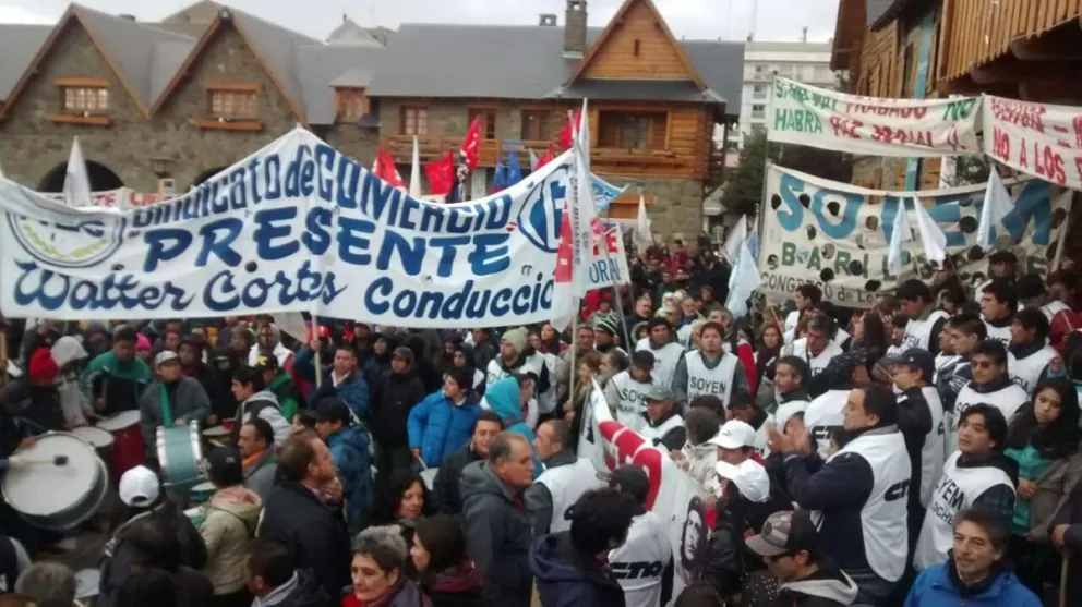 Unos 700 trabajadores cierran jornada de protesta  con una movilización