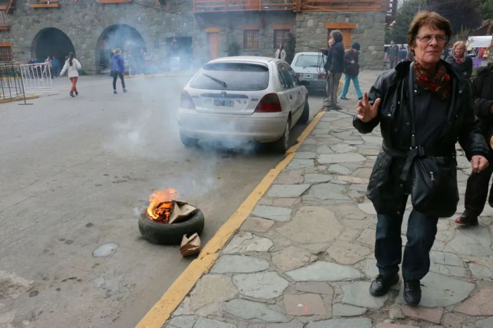 Soyem comenzó con la quema de gomas en el Centro Cívico.
