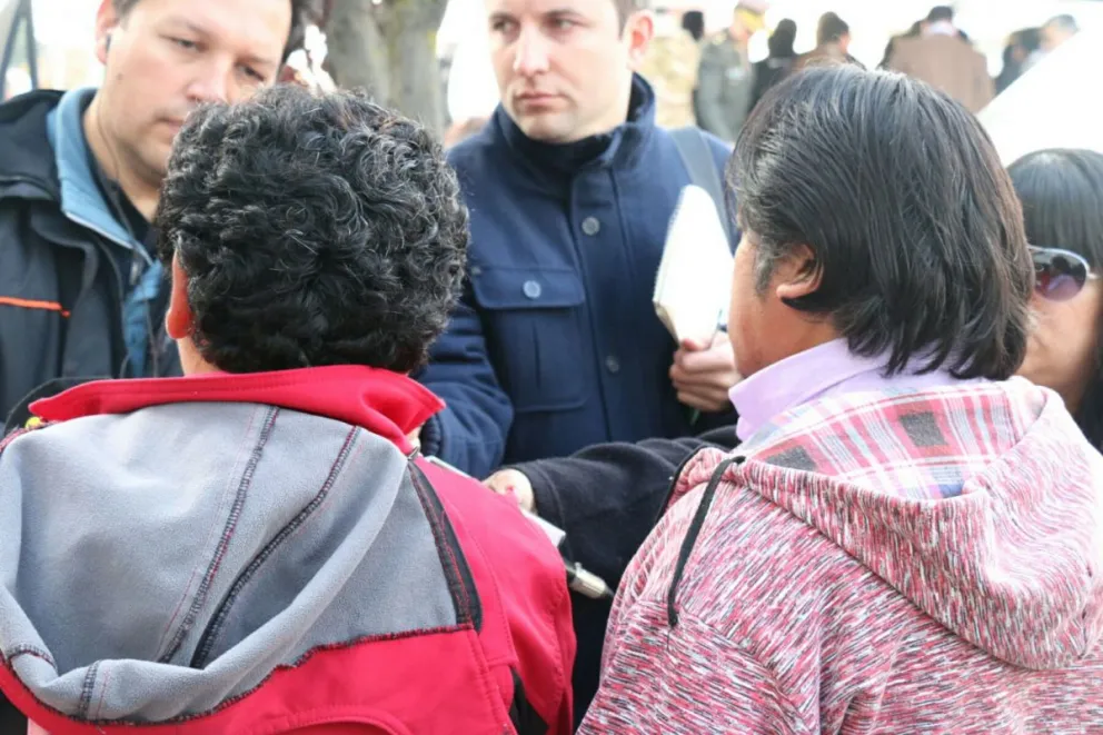 Verónica, de espalda, a la izquierda. 