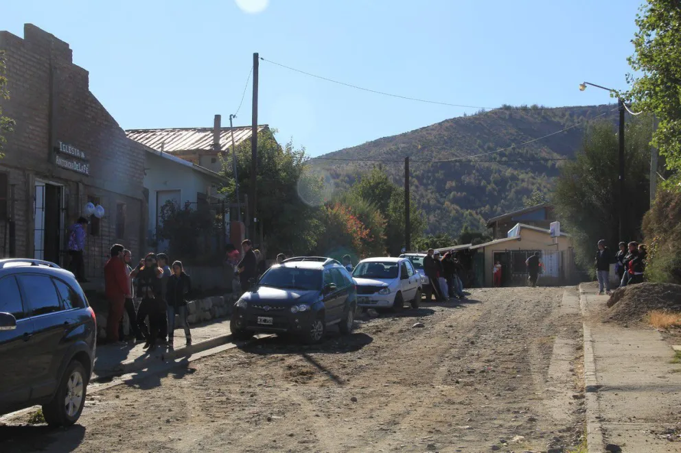 Iglesia "Antorcha de la fe " del pastor Vargas. Día del velorio de Micaela Bravo y predio del domicilio allanado.