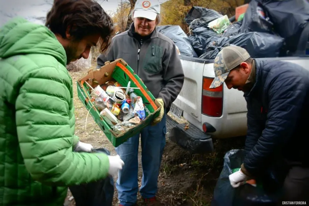 Juntaron más de 100 bolsas de basura en el Río Limay