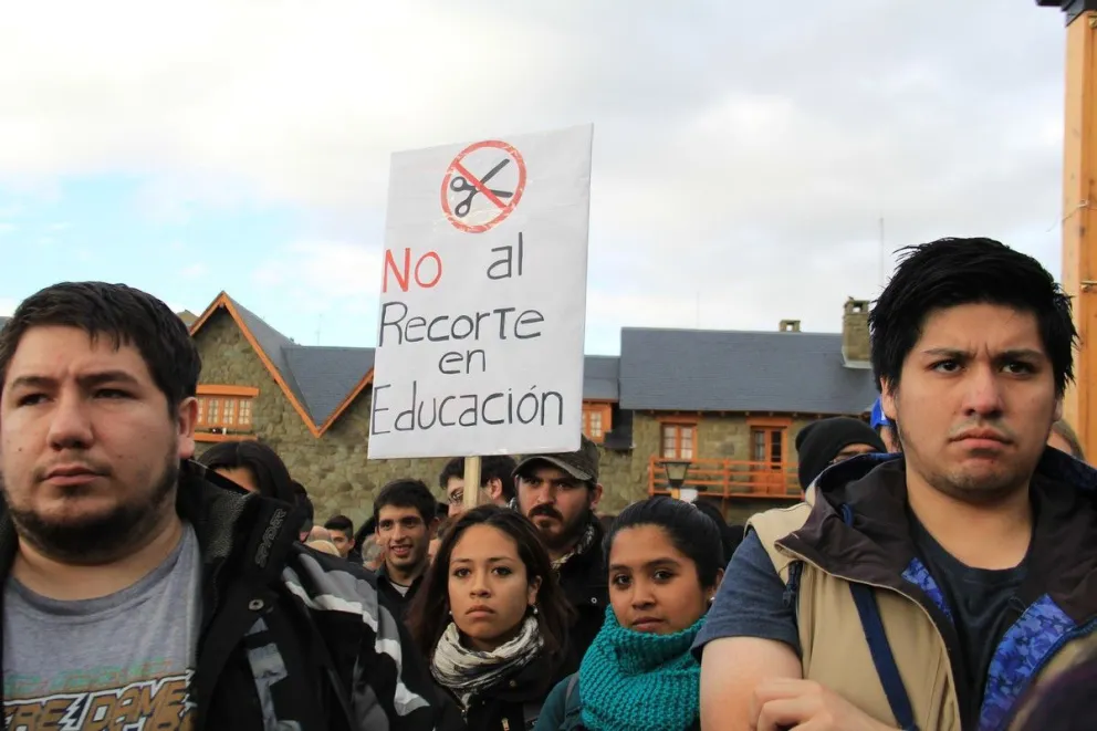 Así marcharon en Bariloche en defensa de la educación pública