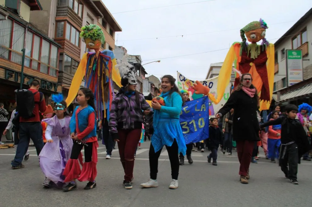 El tradicional desfile de títeres gigantes fue la atracción del sábado.