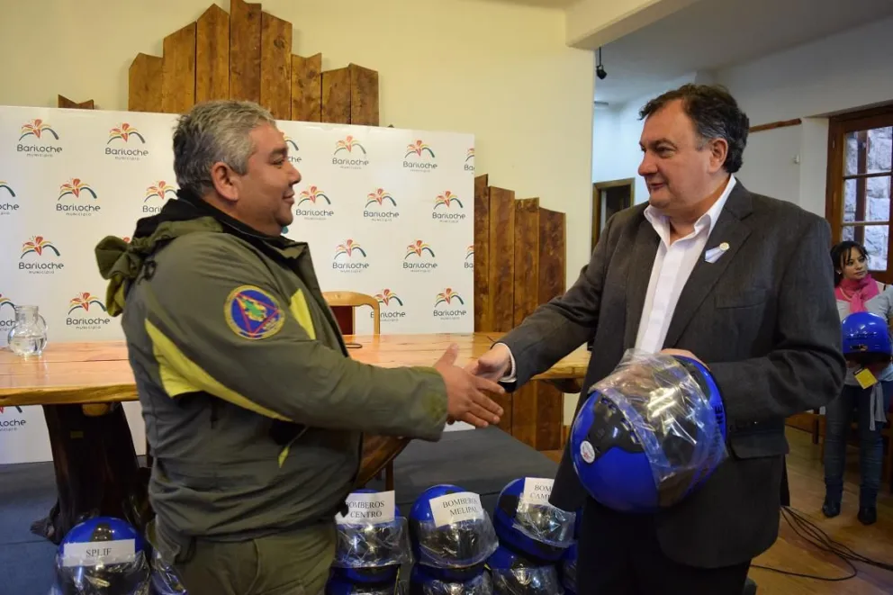 Entregaron los cascos que donó Randazzo en 2014