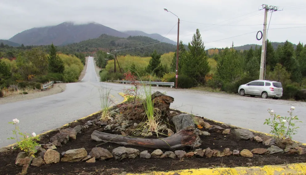 Mirá cómo quedó la rotonda parquizada por Catedral Alta Patagonia