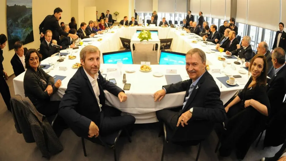Los gobernadores se reunieron con las autoridades nacionales. Luego llegaron las críticas por el aumento del gas.