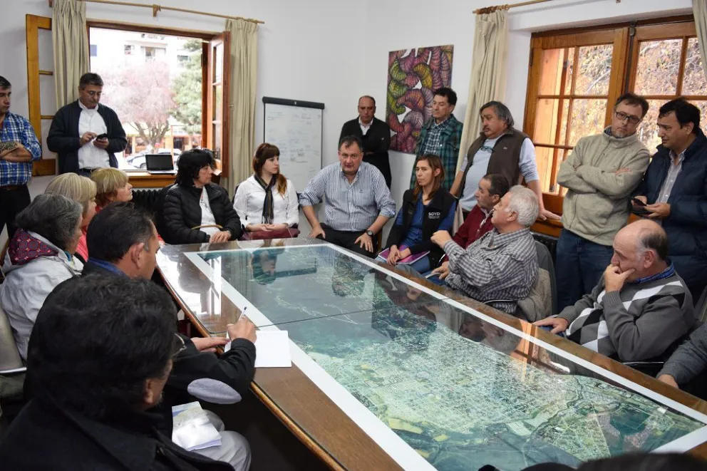 representantes gremiales y sindicales reunidos con el gobierno municipal .