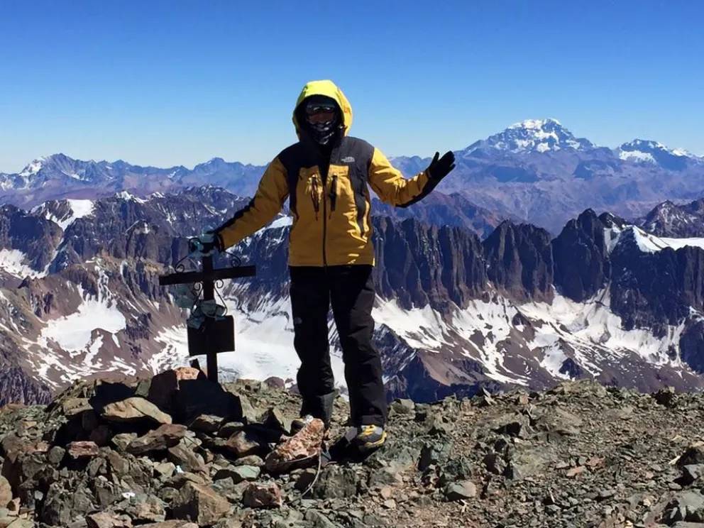 María Alejandra Ulehla llegó esta madrugada a la cima de la montaña más alta del mundo. 