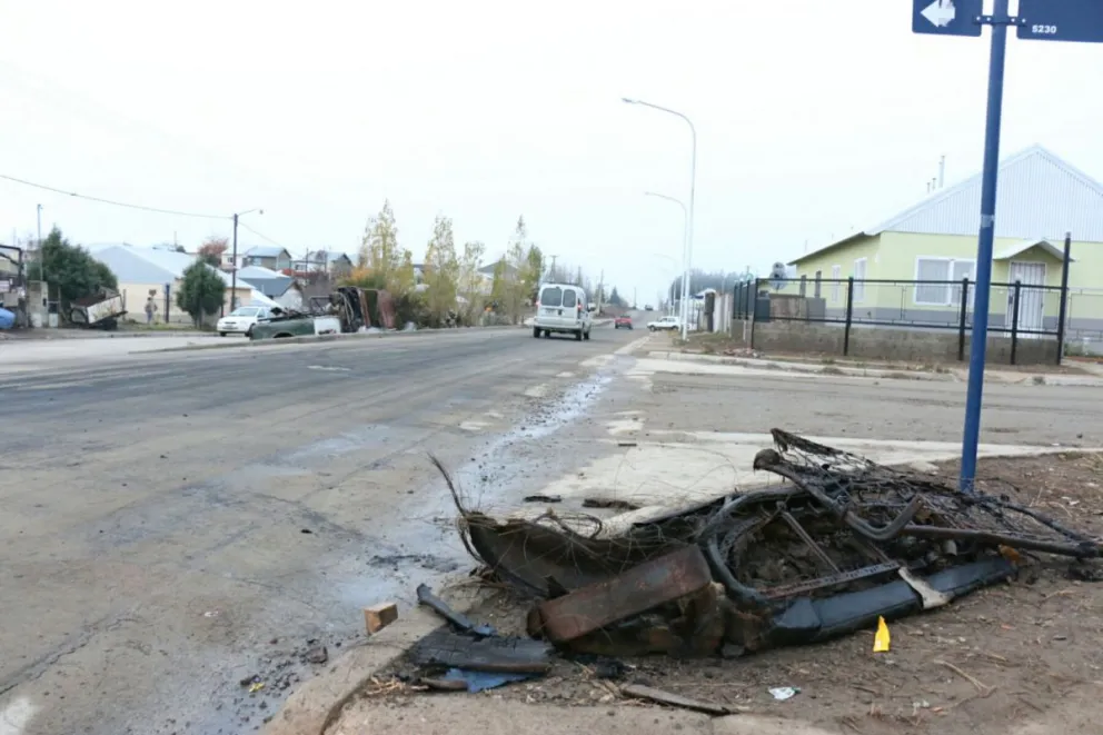 Un grupo de jóvenes atacó a piedrazos varias casas del barrio 2 de Abril.