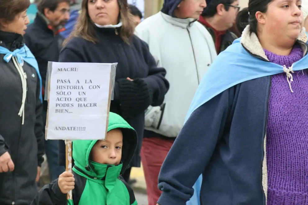 Gremios, movimientos políticos y vecinos autoconvocados se manifestaron contra el "tarifazo". 