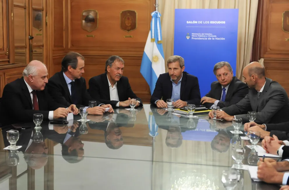 Reunión de los ministros de Energía y del Interior con gobernadores del centro y norte del país antes del anuncio.
