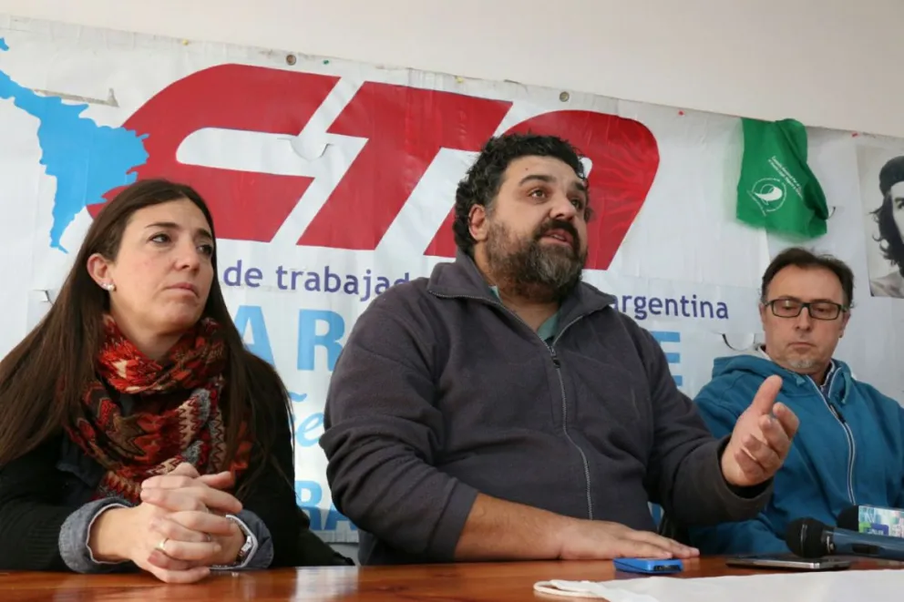 El secretario de Unter y dos de los trabajadores afectados brindaron una conferencia de prensa. 