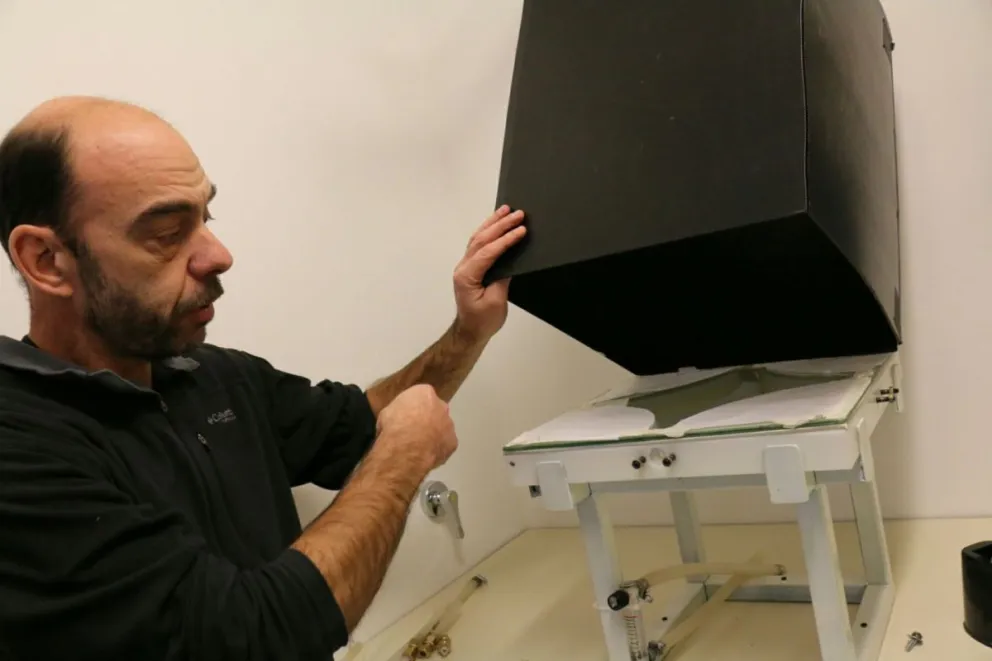 Juan Corley es el encargado del laboratorio de insectos.