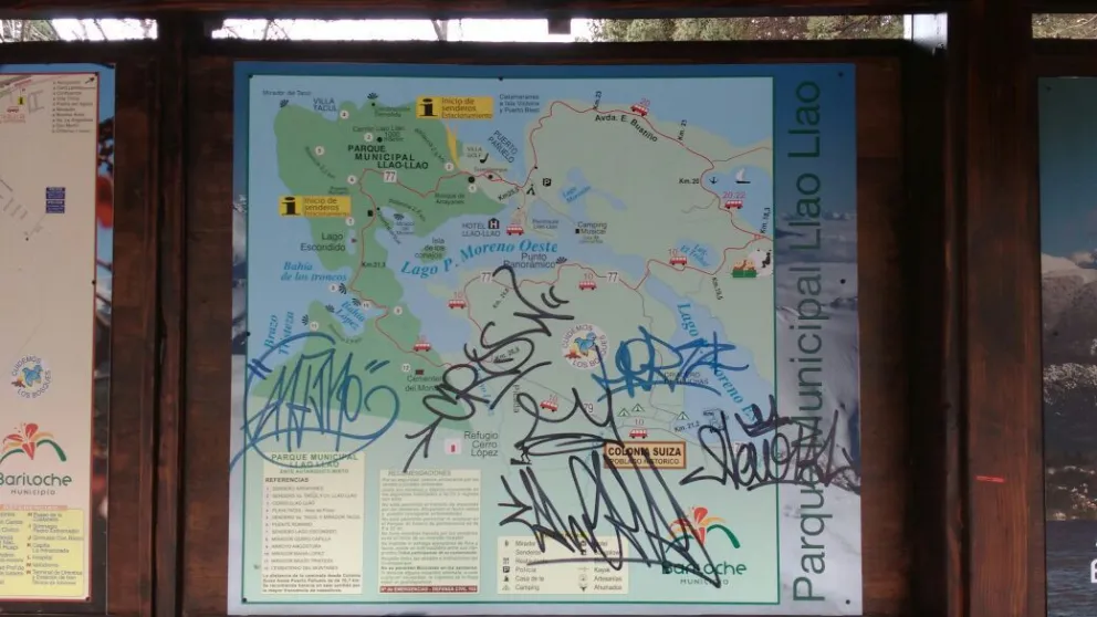 Los carteles se encuentran frente a la Intendencia de Parques Nacionales. 
