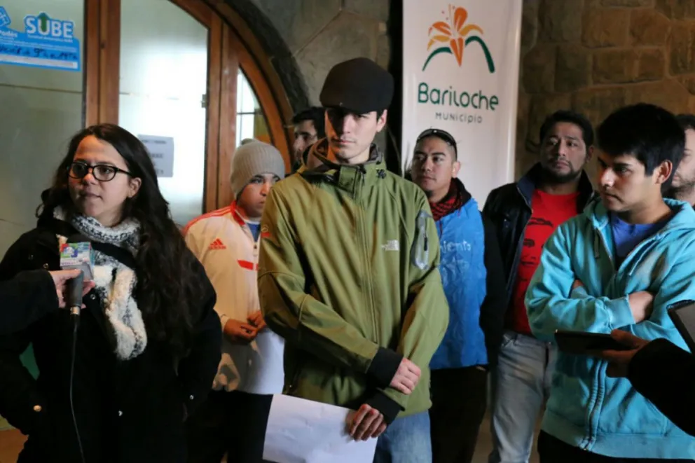 Los manifestantes se concentraron en las puertas del municipio. 