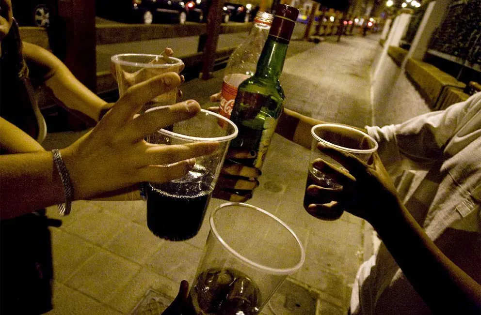 El consumo de alcohol en los jóvenes comienza a muy temprana edad.