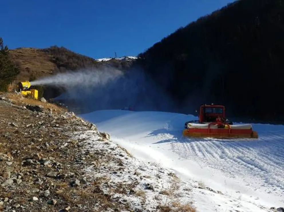 Sigue la fabricación de nieve en el cerro Catedral
