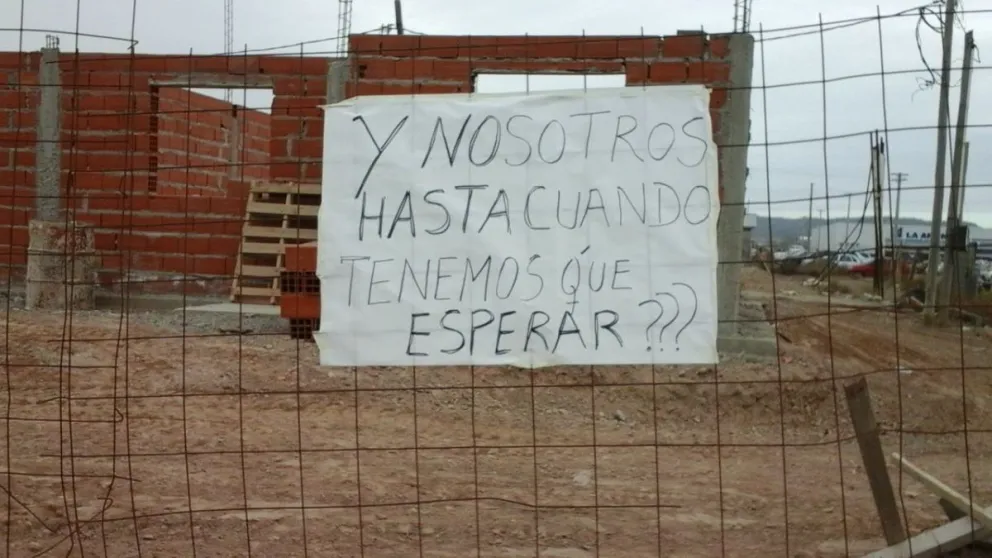 Un cartel recordó a los funcionarios que el plan no estaba totalmente terminado.