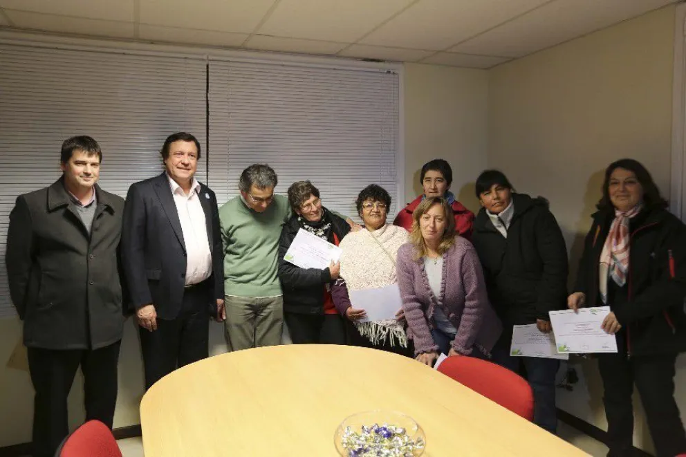 Entregaron aportes a microemprendedores de Dina Huapi por casi 90.000 pesos