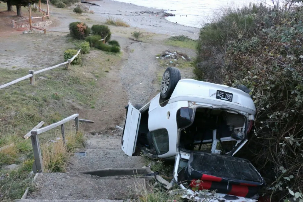 El conductor quedó atrapado dentro del vehículo.