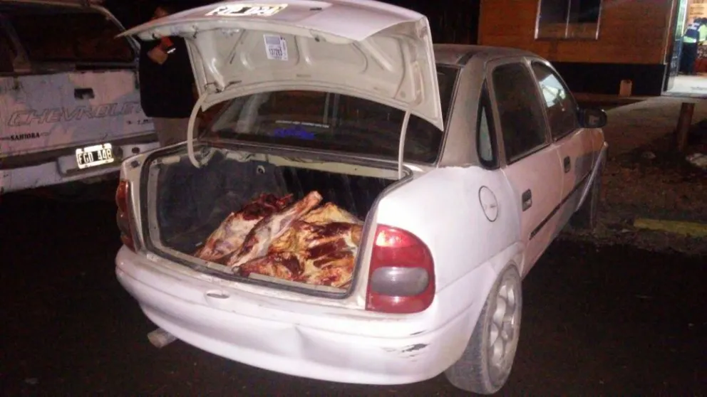 Transportaba 260 kilos de carne en el baúl.