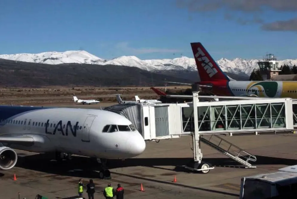 Insólito: Avión no pudo aterrizar porque había una persona fumando en la pista