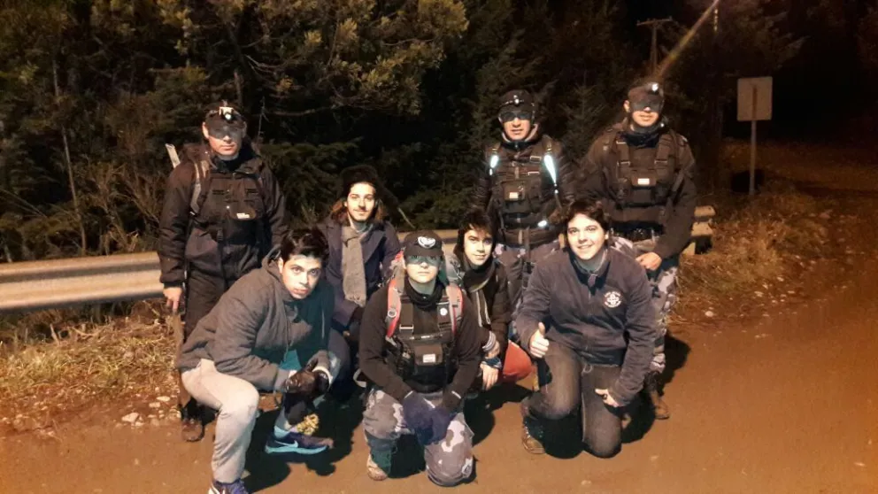 La patrulla junto a los turistas rescatados.
