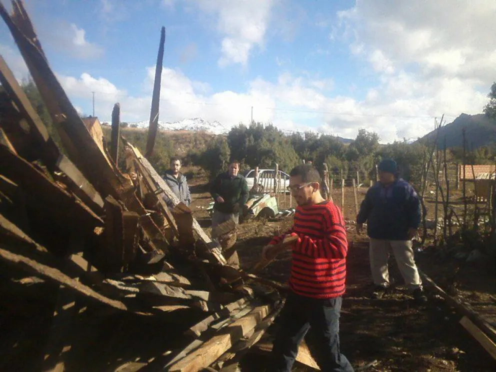 Entregan 25 toneladas de leña a barrios sin gas