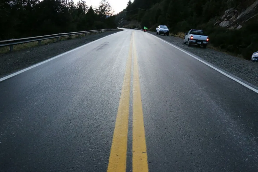 Alerta por "hielo negro" en la ruta 40: vuelco y despistes