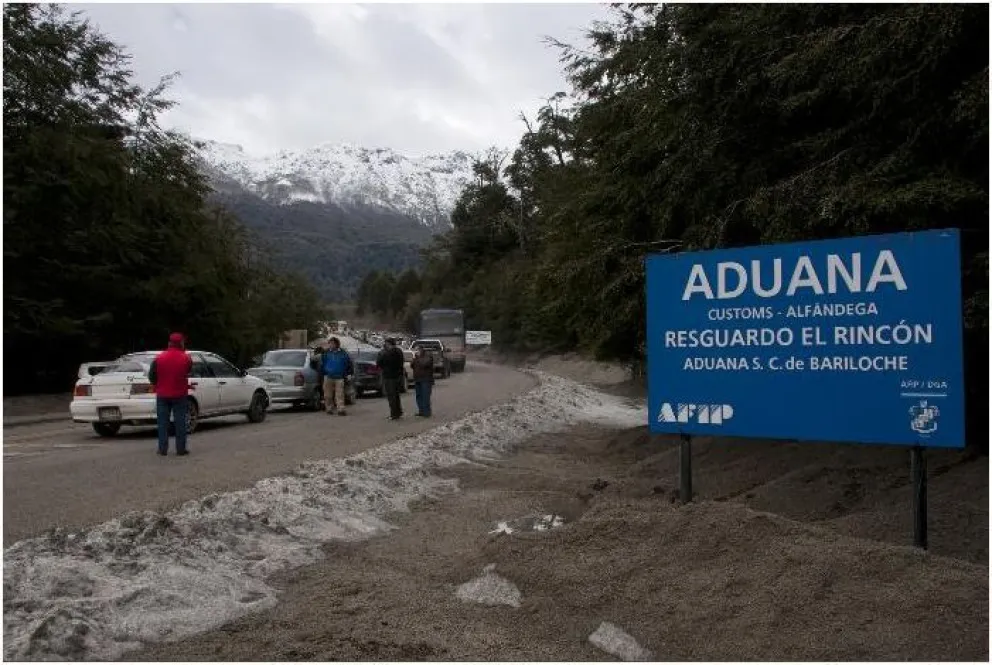 Colas para cruzar a Chile (diario El Andino).