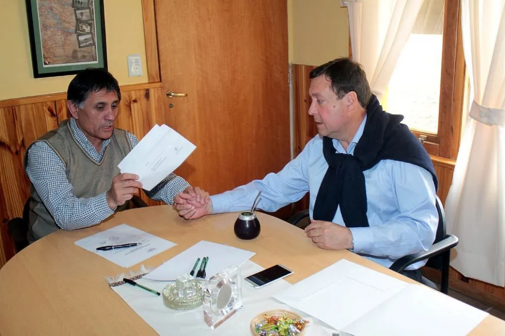 Ayuelef y el gobernador Weretilneck.
