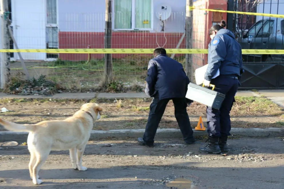 La policía investiga en el lugar del ataque.