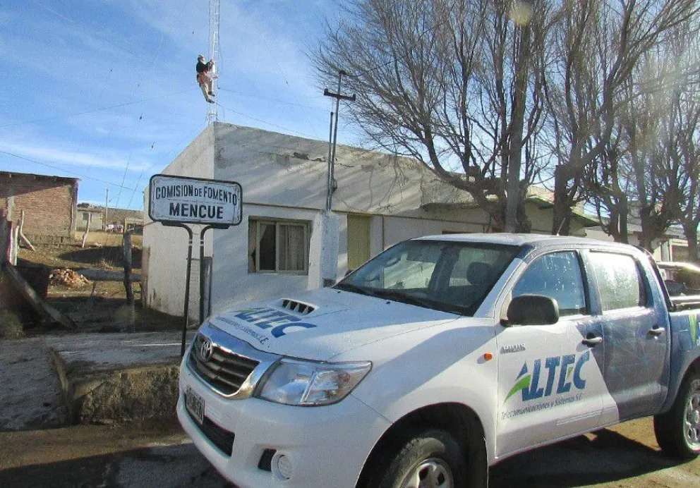 Técnicos de ALTEC instalan la bajada satelital en Mencue.