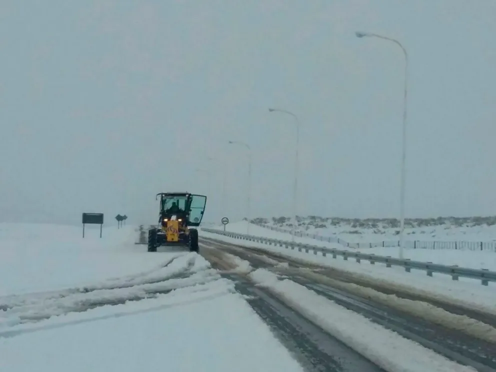 Durante el fin de semana se trabajó a destajo para liberar las rutas. (Foto gentileza)