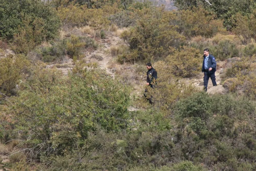La policía realizó rastrillajes por todos lados buscando al policía desaparecido. 