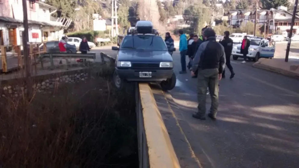 Perdió el control del auto y casi se cayó por un puente