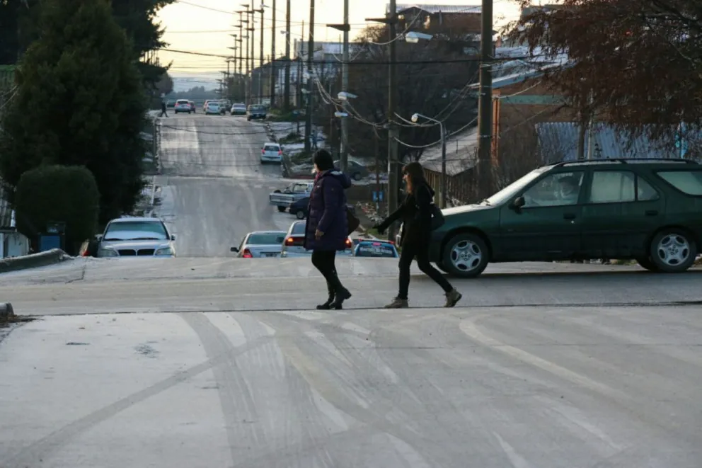El sábado amaneció con presencia de hielo en las calles.