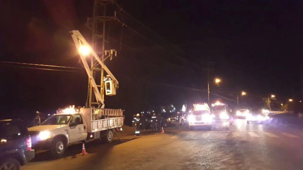Cuadrillas de la CEB trabajaron toda la noche para solucionar el desperfecto.
