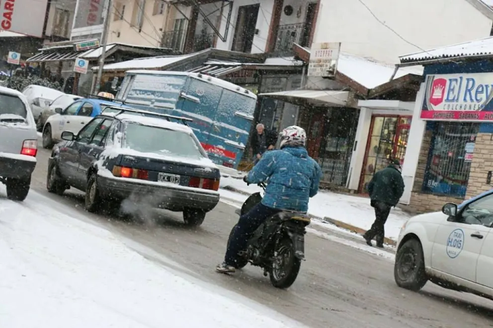 Personal municipal arrojó tierra y sal en algunas calles de la ciudad.