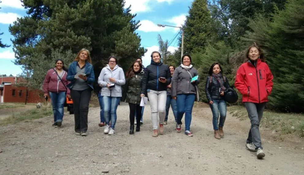 Docentes y estudiantes de la carrera de Enfermería en la capacitación para realizar las encuestas. 