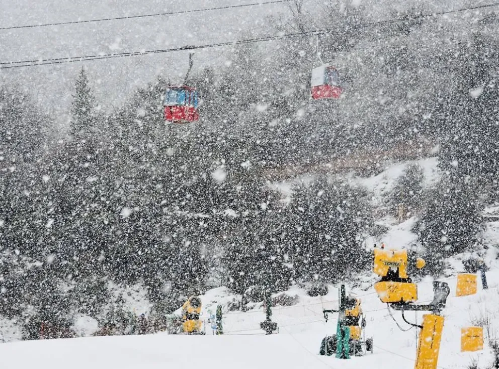 Sigue nevando en Catedral, que tiene un buen movimiento de visitantes.