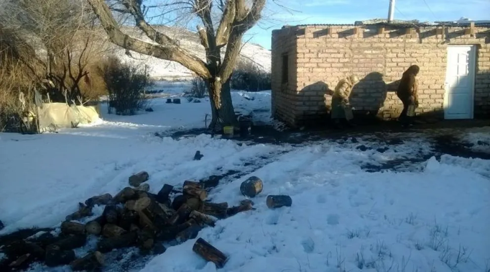 Hay familias aisladas por la intensa caída de nieve.